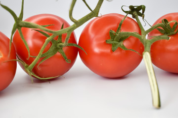 Czerwone, soczyste pomidory na białym tle.