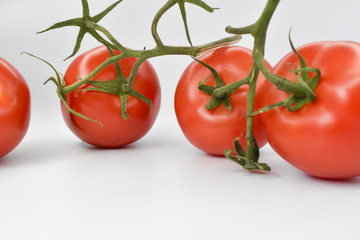 Czerwone, soczyste pomidory na białym tle.