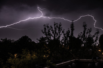 Gewitter Blitz &uuml;ber Stadt in Osnabr&uuml;ck, Details sichtbar. 