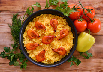 Rice paella with shrimp, saffron and olive oil