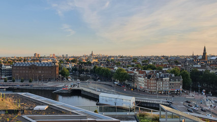 Fototapeta na wymiar panorama élevé des toits la ville d'amsterdam couché de soleil