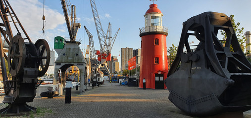 panorama du vieux port dock de Rotterdam phare rouge