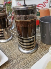 Frisch gebrühter Kaffee aus der French Press, der Siebstempelkanne