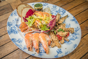 Prawn fish seafood sharing platter al fresco eating pub food outside