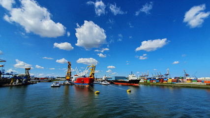 bateaux de transport international à quai en chargement dans le port de Rotterdam