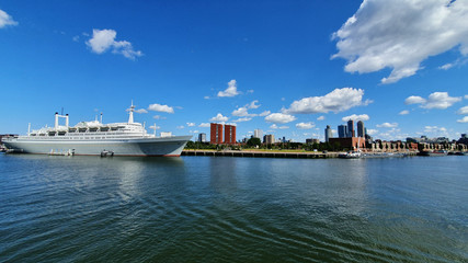 Fototapeta na wymiar panorama Rotterdam port bateau croisière voyage luxe