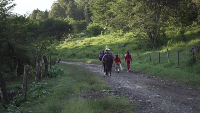 Amanecer escuela rural