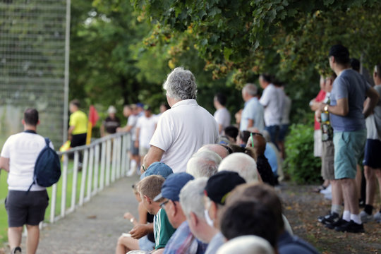 zuschauer auf einem fu&szlig;ballplatz