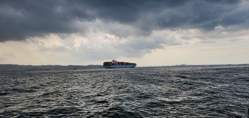 Obraz premium Ship on ocean horizon
