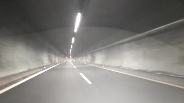 Fahrt in einem Tunnel