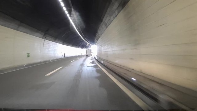Fahrt in einem Tunnel