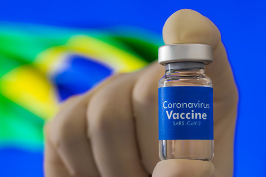 Vacina Covid-19 - Vacina Brasileira Coronavirus Sars-Cov-2 com a bandeira do Brasil ao fundo