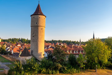 Obraz premium Blick über die Altstadt von Ochsenfurt im Abendlicht der Sonne