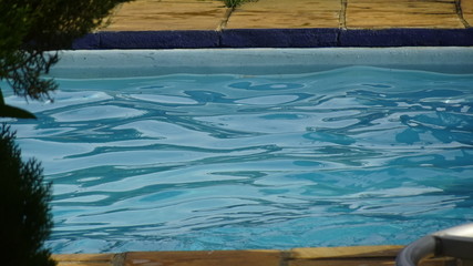 Fototapeta na wymiar Calmas águas da piscina depois da chuva