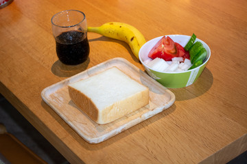 朝はサラダとパン