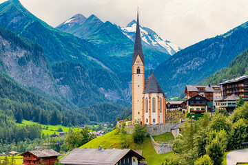 Kirche von Heiligenblut am Großglockner vor den Hohen Tauern, Kärnten, Österreich