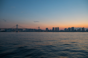 Obraz premium 豊洲ぐるり公園からの東京湾の夜景(都心)