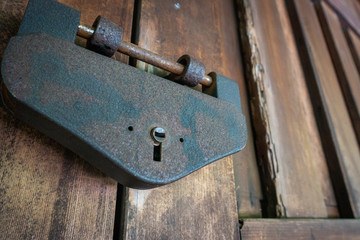 古びた鍵のイメージ。 古い家のイメージ。