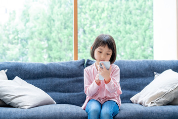 携帯を操作する女の子