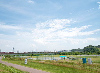 多摩川橋梁を渡る武蔵野線の貨物列車（東京都府中市・稲城市）