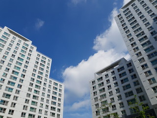 Fototapeta na wymiar 파란 하늘과 아파트