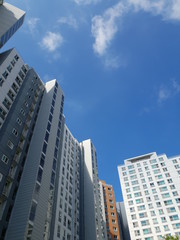 Fototapeta premium 파란 하늘과 아파트