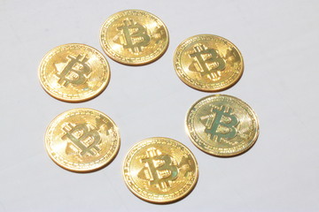 黄金に輝く富を象徴するビットコインの仮想通貨