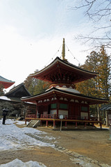 Fototapeta premium 冬の高野山寺院