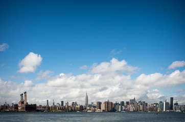 Fototapeta premium Manhattan skyline and East River seen from Brooklyn, New York