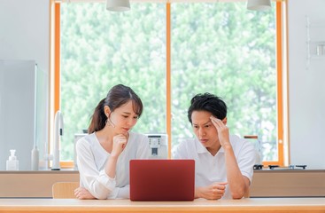 若い　考えるアジア人夫婦　