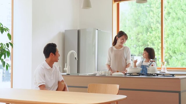 家族団欒　料理をしながら会話