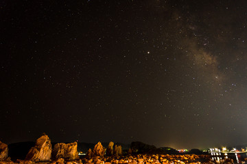 夜空に広がる天の川　橋杭岩の傍から撮影
