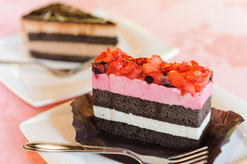 いちごのケーキとショコラケーキ