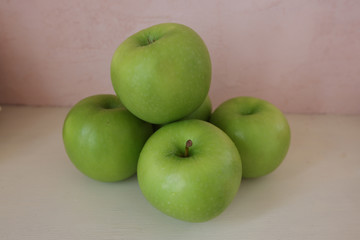 青リンゴたち横向き