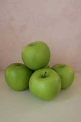 青リンゴたち縦向き