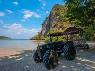 Papier Peint photo autocollant Railay Beach, Krabi, Thaïlande Dune buggy in East Railay Beach Krabi, Thailand