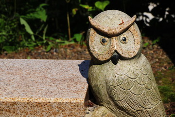 春日山に置かれている梟の石像