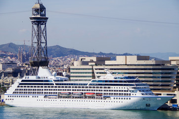 Luxuskreuzfahrtschiff vor der Skyline von Barcelona - Luxury cruiseship or cruise ship liner with...