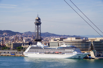 Luxuskreuzfahrtschiff vor der Skyline von Barcelona - Luxury cruiseship or cruise ship liner with...