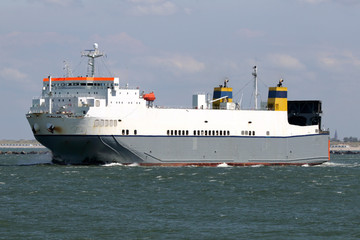 weißes Ro-Ro Frachtschiff verlässt den Hafen