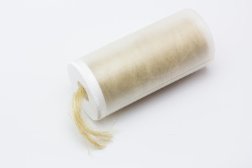 Bote con rollo de estopa para fontaneros