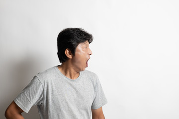 叫んでいるTシャツ姿の中年男性