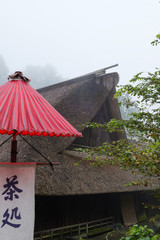 御嶽神社参道の茅葺屋根