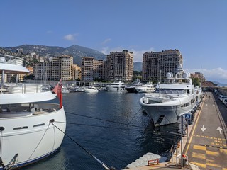 Monaco, principauté et capitale de la richesse, place du casino de monte Carlo et son sublime port...