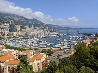 Fototapeta na wymiar french riviera money Monaco, principauté et capitale de la richesse, place du casino de monte Carlo et son sublime port avec des yachts et hotel de luxe