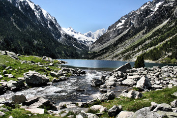 Fototapeta na wymiar A view of the lake and the Pyrenees mountains at Lac Du Gaube