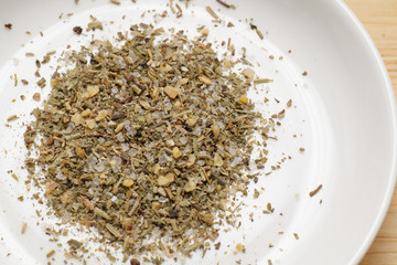 白い皿に盛られたハーブ塩