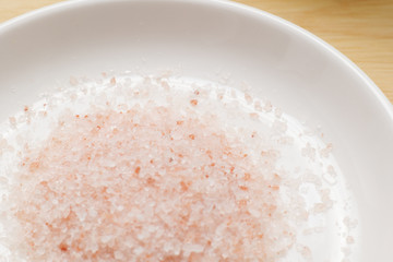 白い皿に入ったピンクソルト
