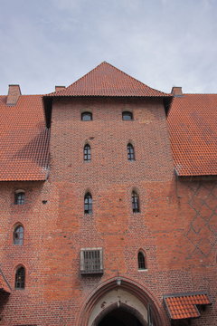 Gotycki zamek w Malborku (Polska), wzniesiony przez zakon krzyżacki; siedziba wielkich mistrzów zakonu krzyżackiego i władz Prus Zakonnych a w latach 1457 - 1772 rezydencja królów Polski.