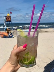 drink mohito plaża piasek lato wakacje paznkocie relax ratownik flaga 
beach chill pink nail...